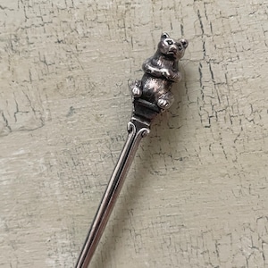 座るクマのティースプーン