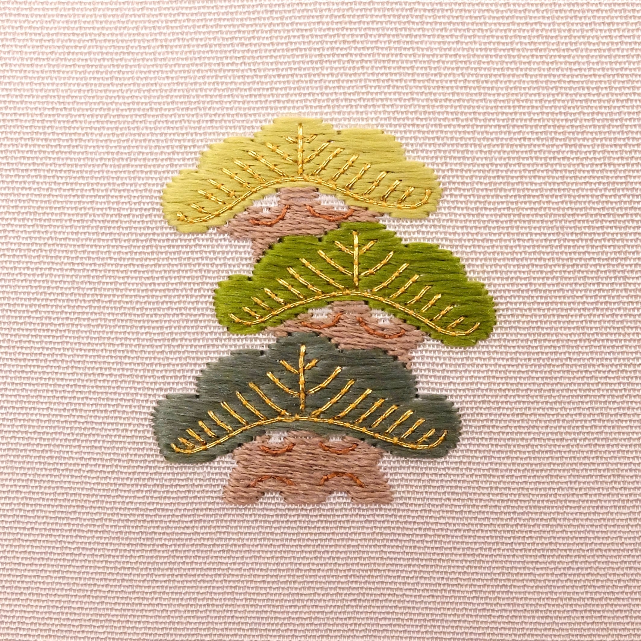 家紋刺繍【右三階松】ブローチ／ミニ額 ※選べるお仕立て | shizusa