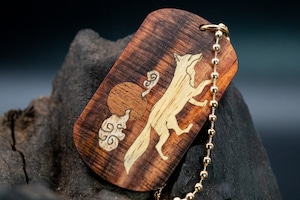 【21世紀最高峰の材】サイアミーズローズウッド マイクロカーリー ドッグタグ 象嵌 十五夜きつね