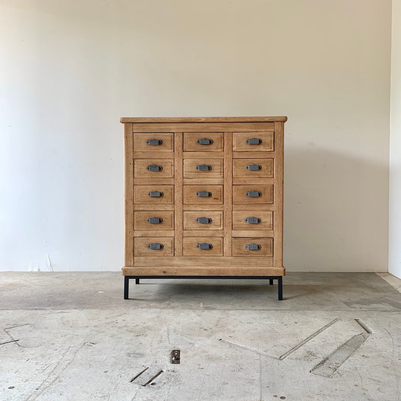 引き出し15杯　鉄脚のチェスト　古家具　0484