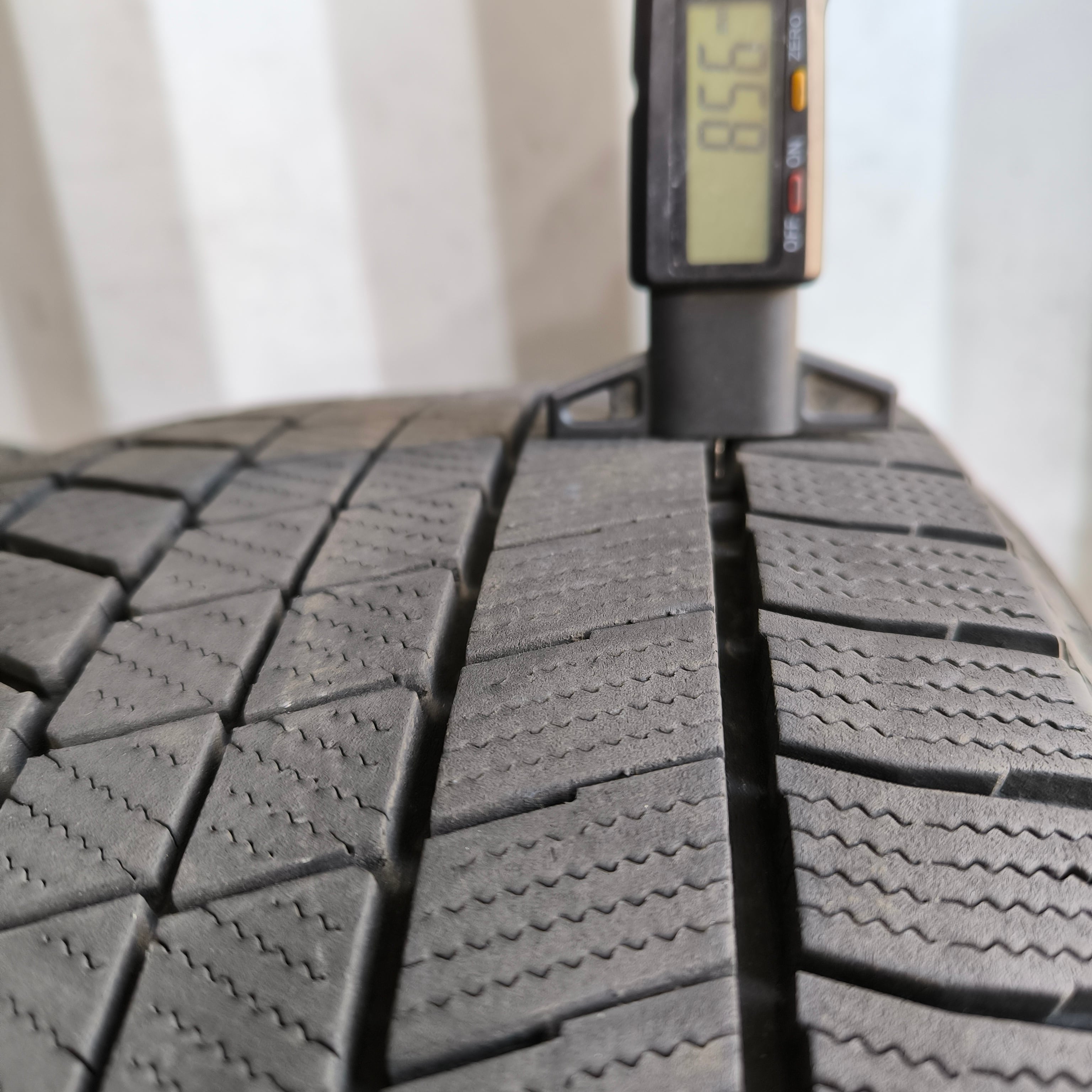 ブリヂストン BLIZZAK VRX3 スタッドレス 2本235/50R18