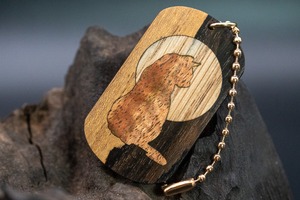 【 マヤの遺産】 ジリコテ ドッグタグ 象嵌 横を向く上品な猫