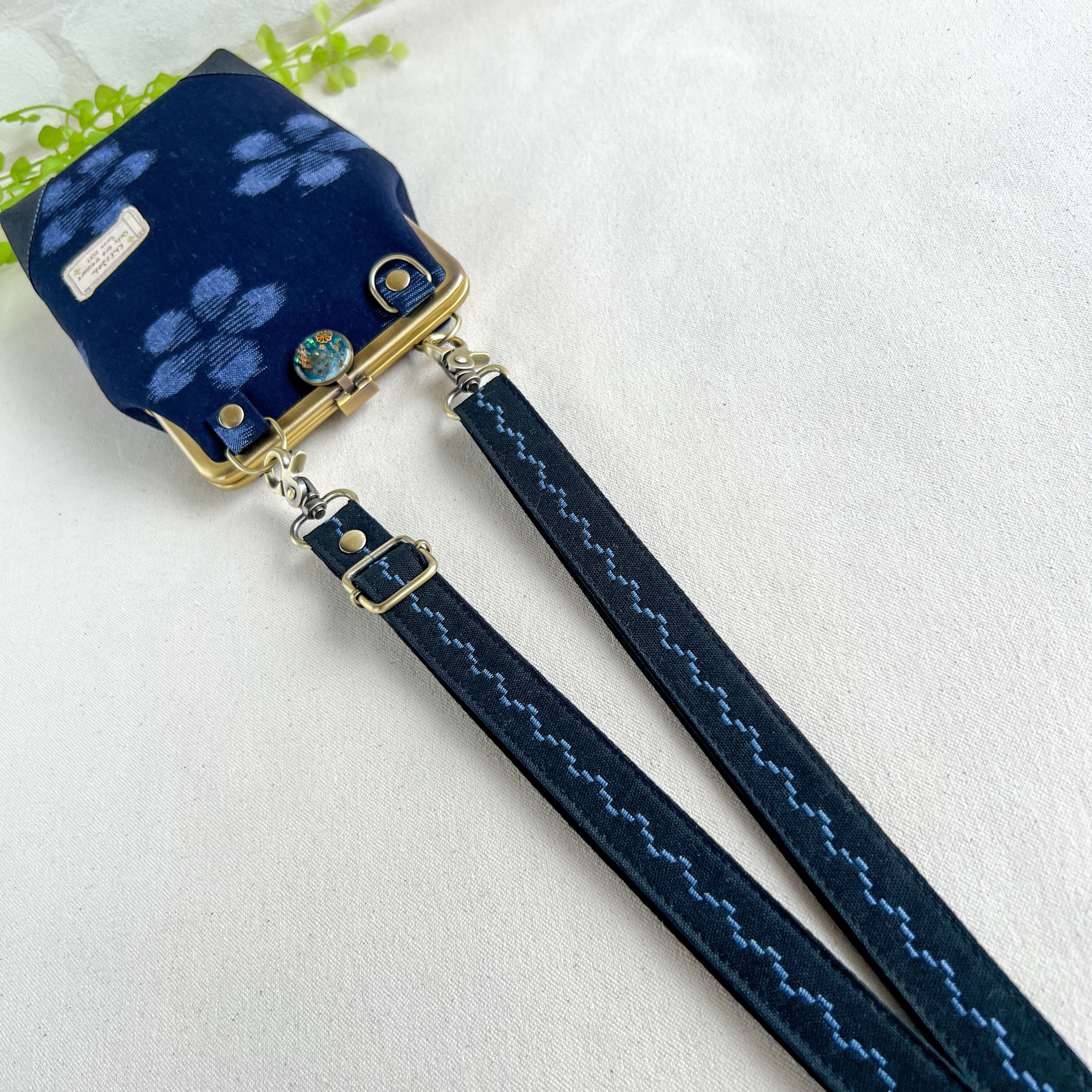 こん　手刺繍　ショルダーバッグ　通しマチ　濃紺　調整ベルト付き　【2/2】 こん様専用 手刺繍 ショルダーバッグ 通しマチ 濃紺 調整ベルト