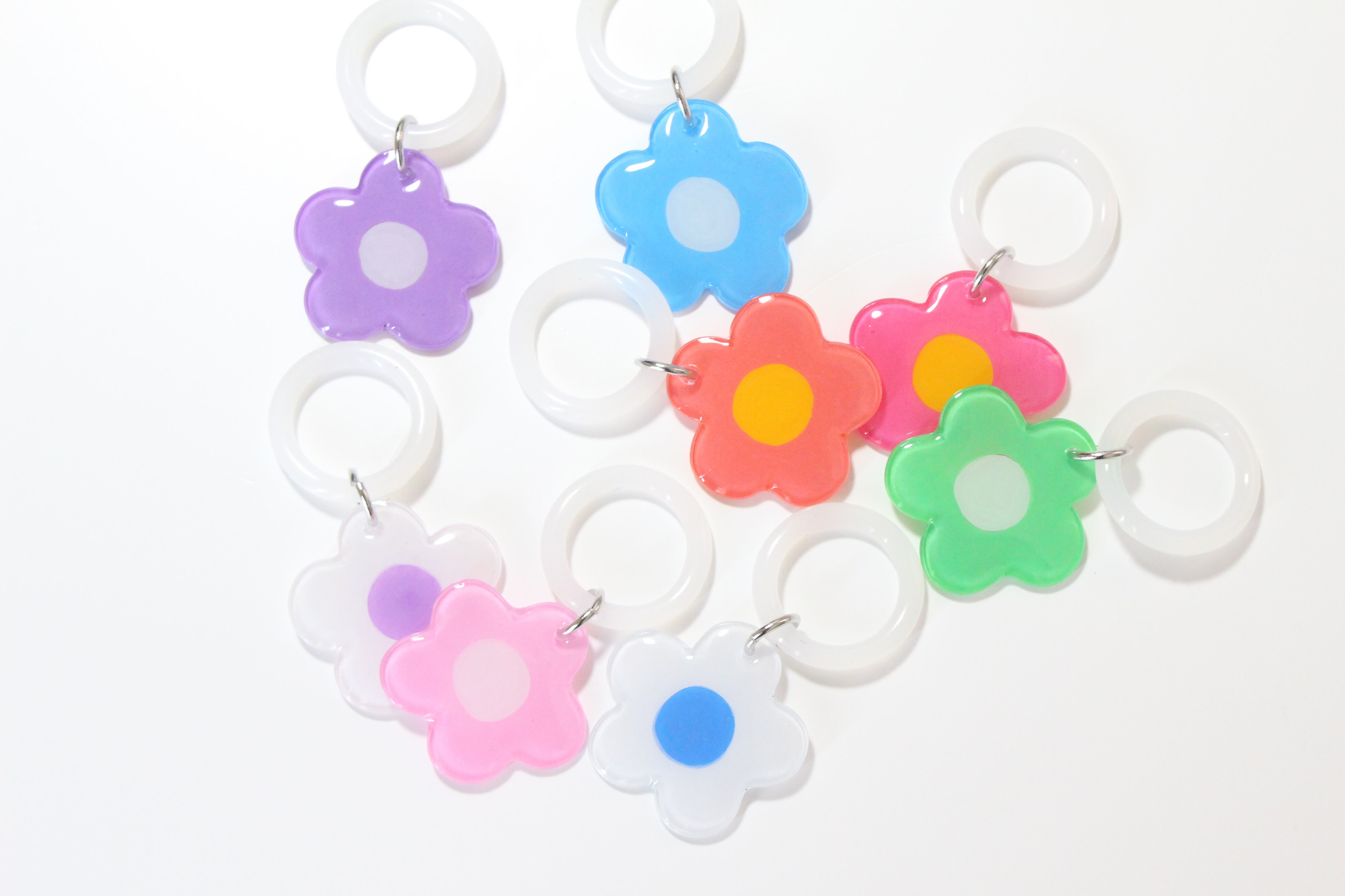 お花のアンブレラマーカー　チャーム 白いお花のめじるしアクセサリー アンブレラマーカー ペットボトル