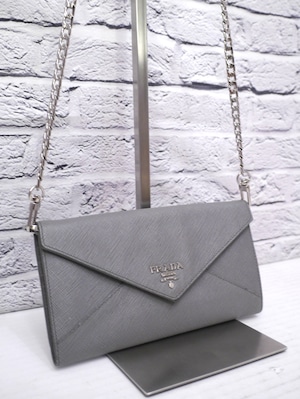 美品◆ PRADA プラダ SAFFIANO サフィアーノ レザー クロスボディ エンベロープ型 ショルダー ウォレット オーガナイザー 長財布 灰 ◆レア