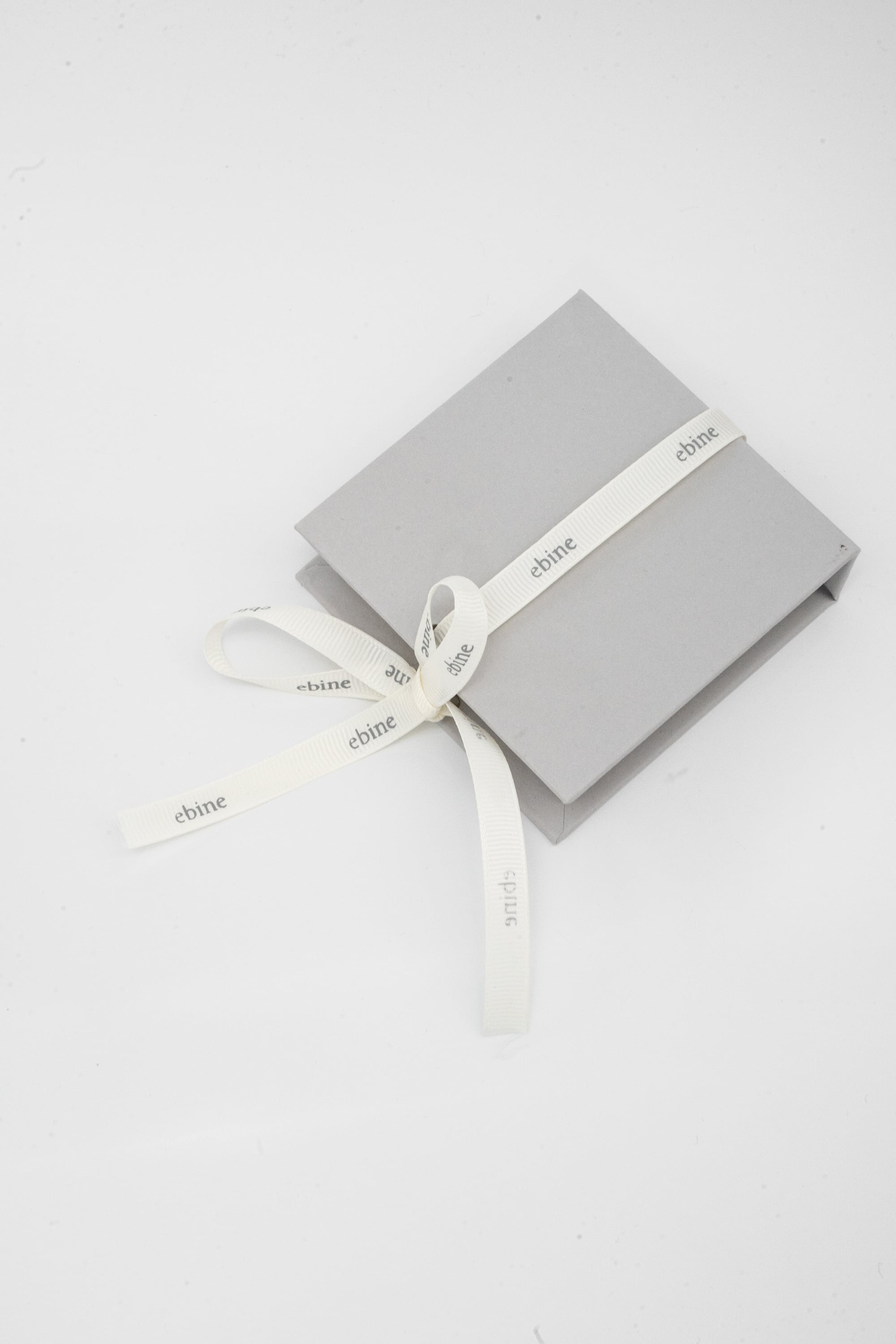 Giftbox & Shopper | 金属アレルギー対応のアクセサリー ebine