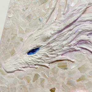 弥生祭り2026限定】シェルの煌めきと虹色の波動。癒やしの立体白龍神 — ビーズの宝玉（15cm正方形）