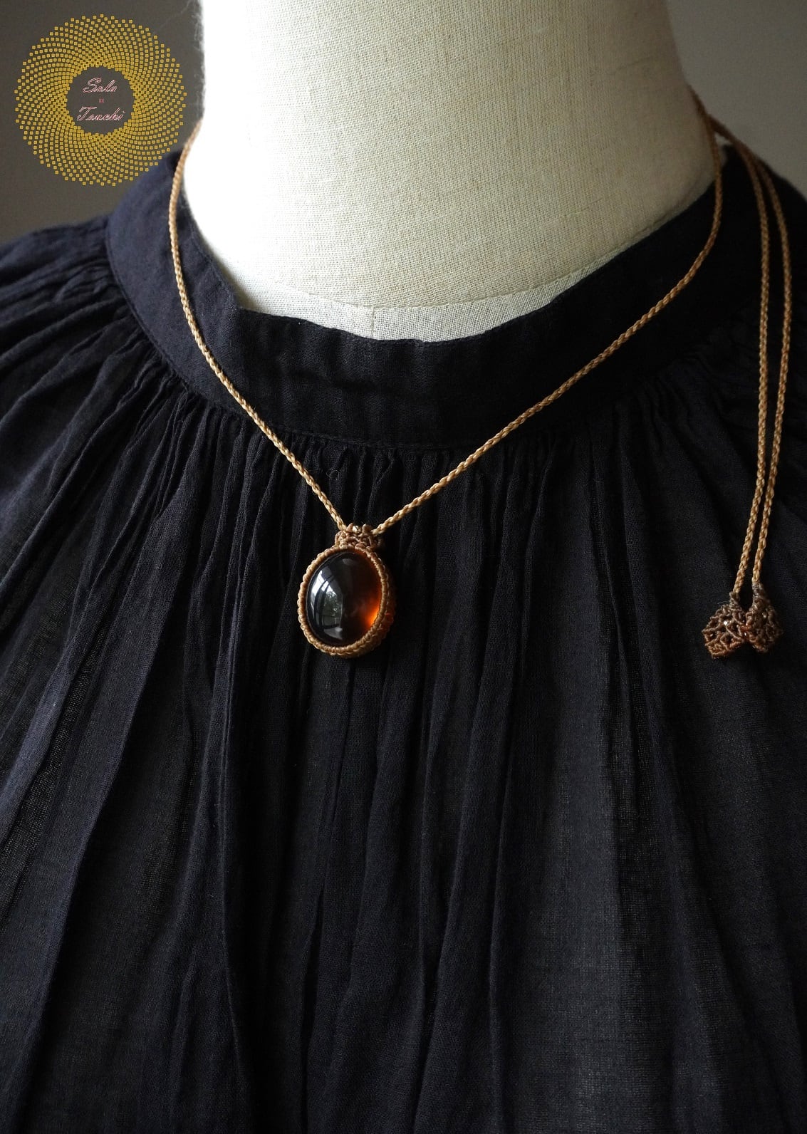 ワックスコード）アンバー（琥珀）のマクラメ編みペンダント 〜Nature