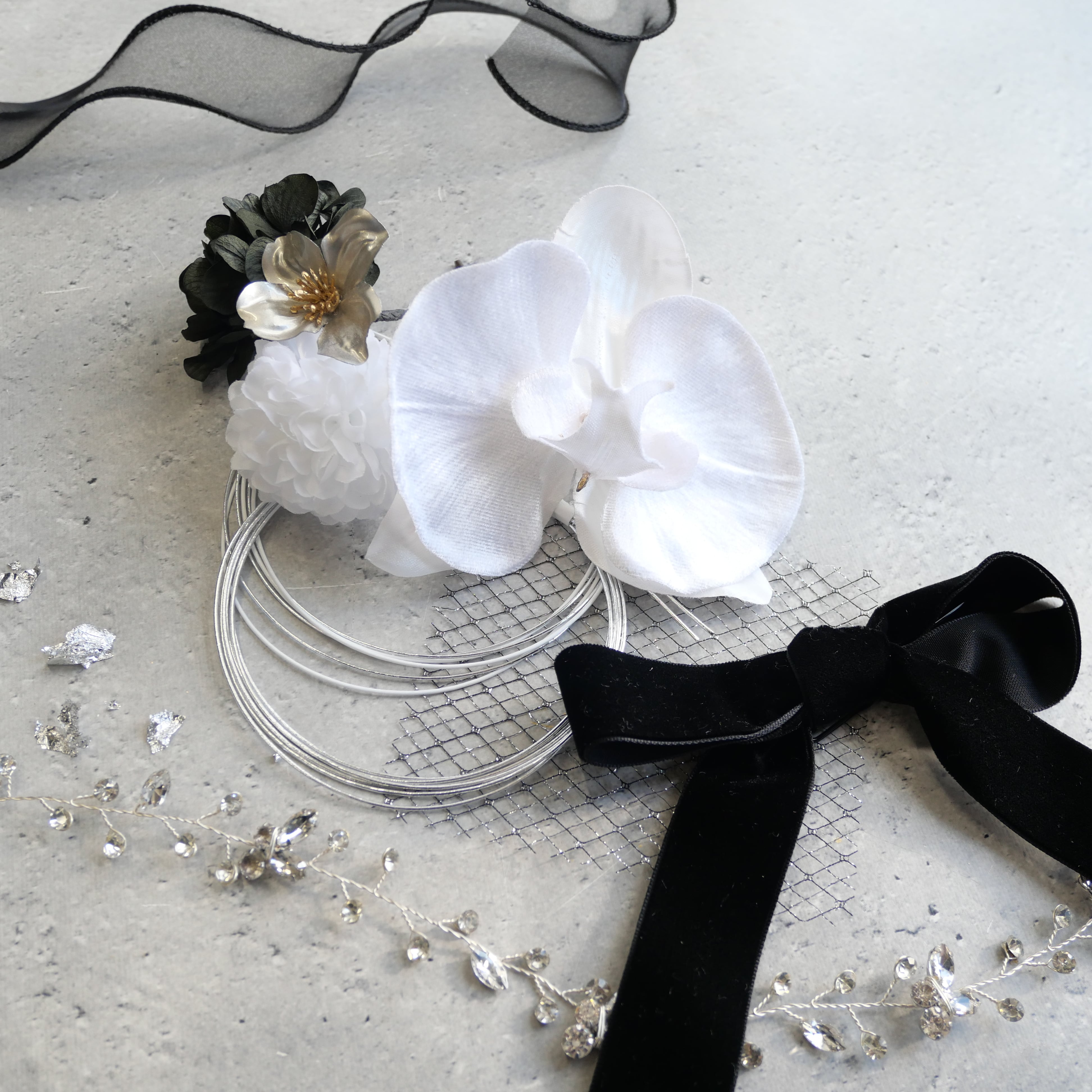 A116 ストーンカチューシャの髪飾り 黒 成人式 卒業式 七五三 浴衣