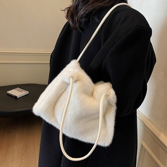 【予約販売】ファーバッグ ショルダーバッグ ブラック レッド ホワイト ピンク コーヒー こなれ感 お洒落 韓国 大人可愛い トレンド