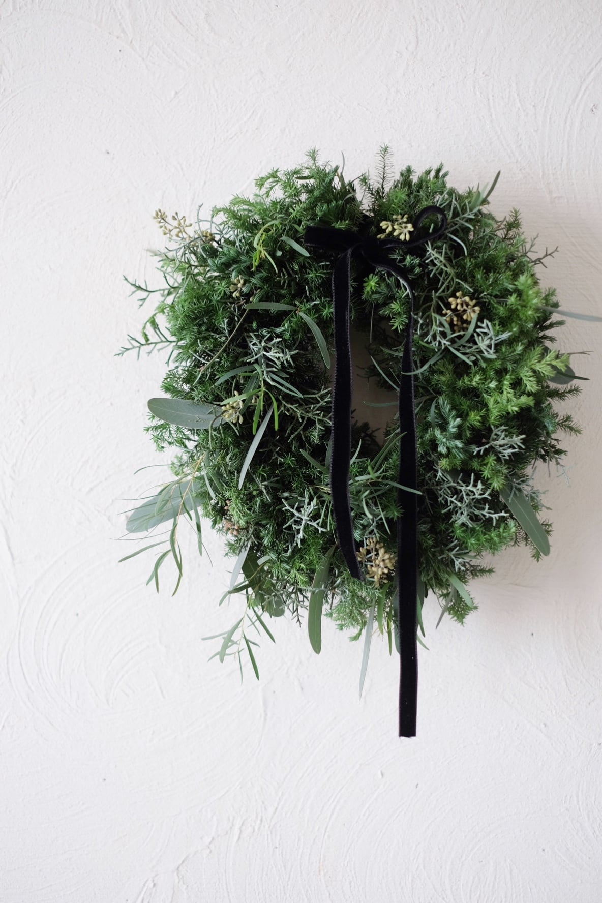 黒いリボンのクリスマスリース