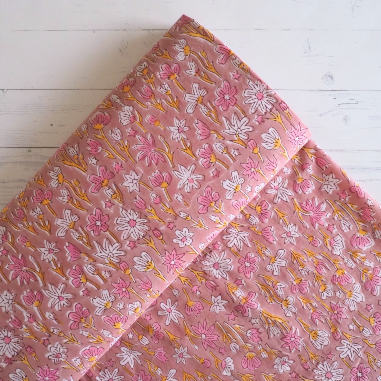 ブロックプリント生地【50cm単位】インド綿 花柄 くすみピンク×イエロー×白 #56124-PK1