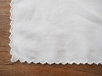 リネンナプキン　細かなスカラップとアイレット刺繍（B）薄シミ、やや毛羽立ちあり 画像5