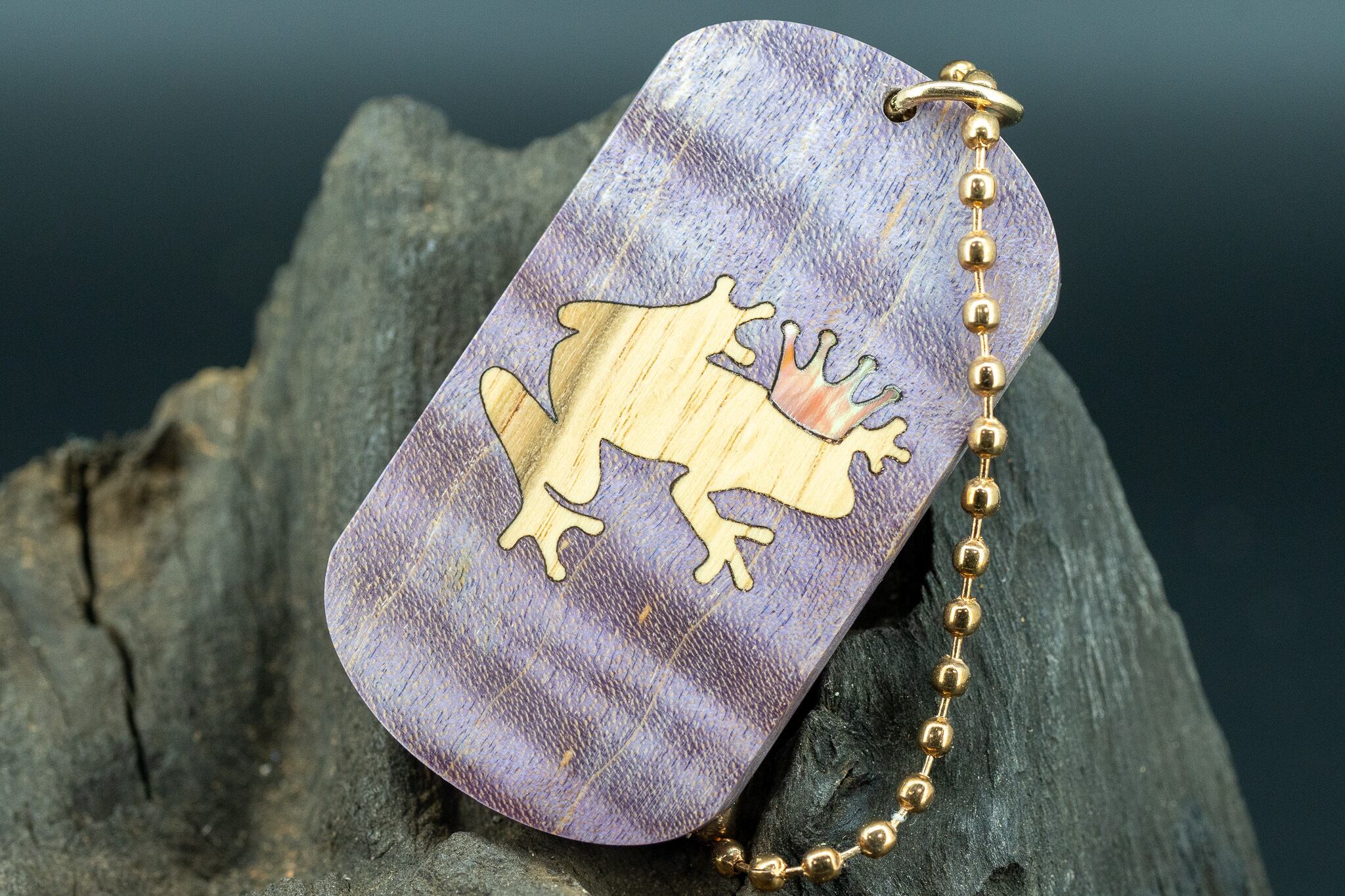 【カナダの象徴】ハードメープル スタビライズウッド ドッグタグ 象嵌 カエルの王様