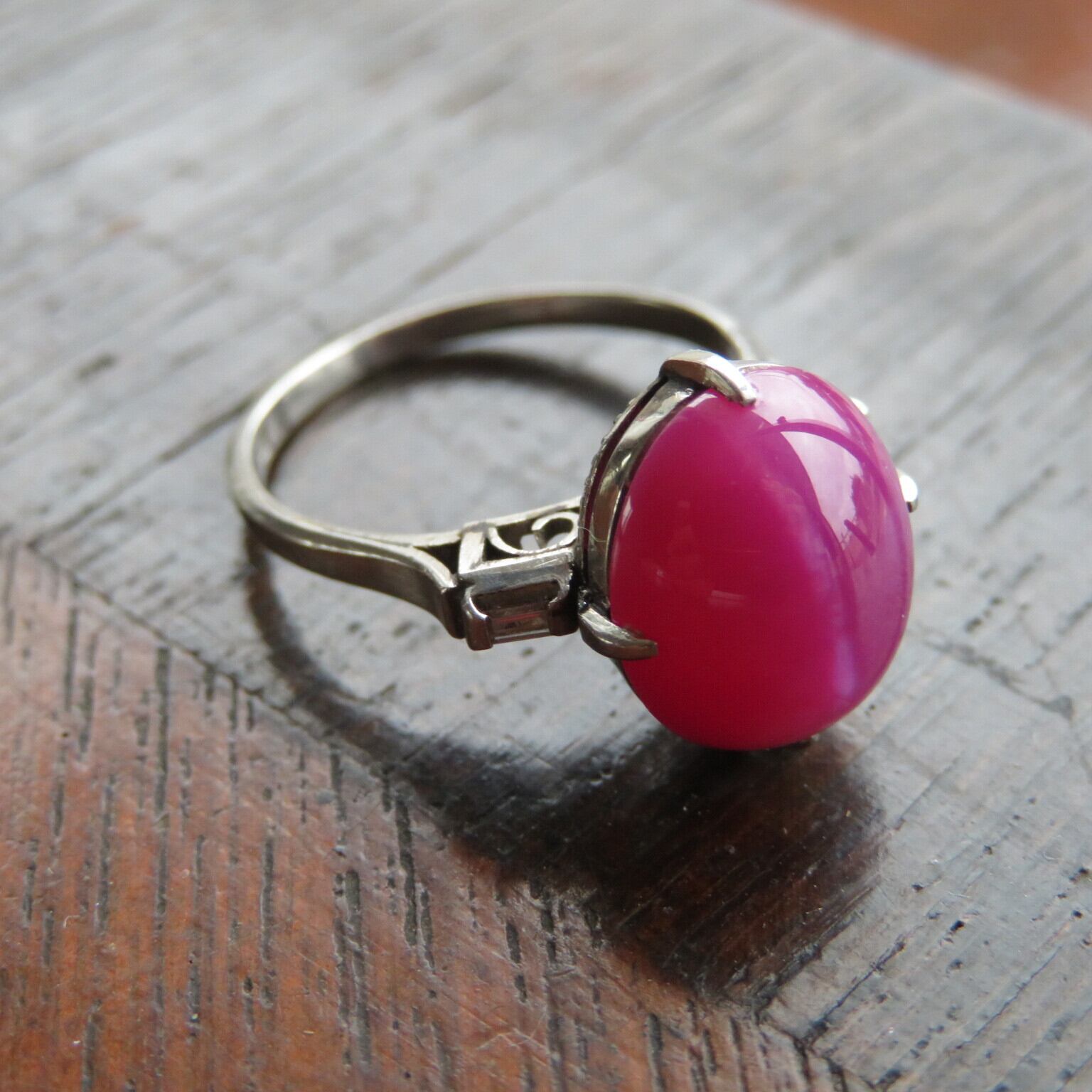 ヴィンテージ　千本透かしプラチナに合成スタールビーのリング