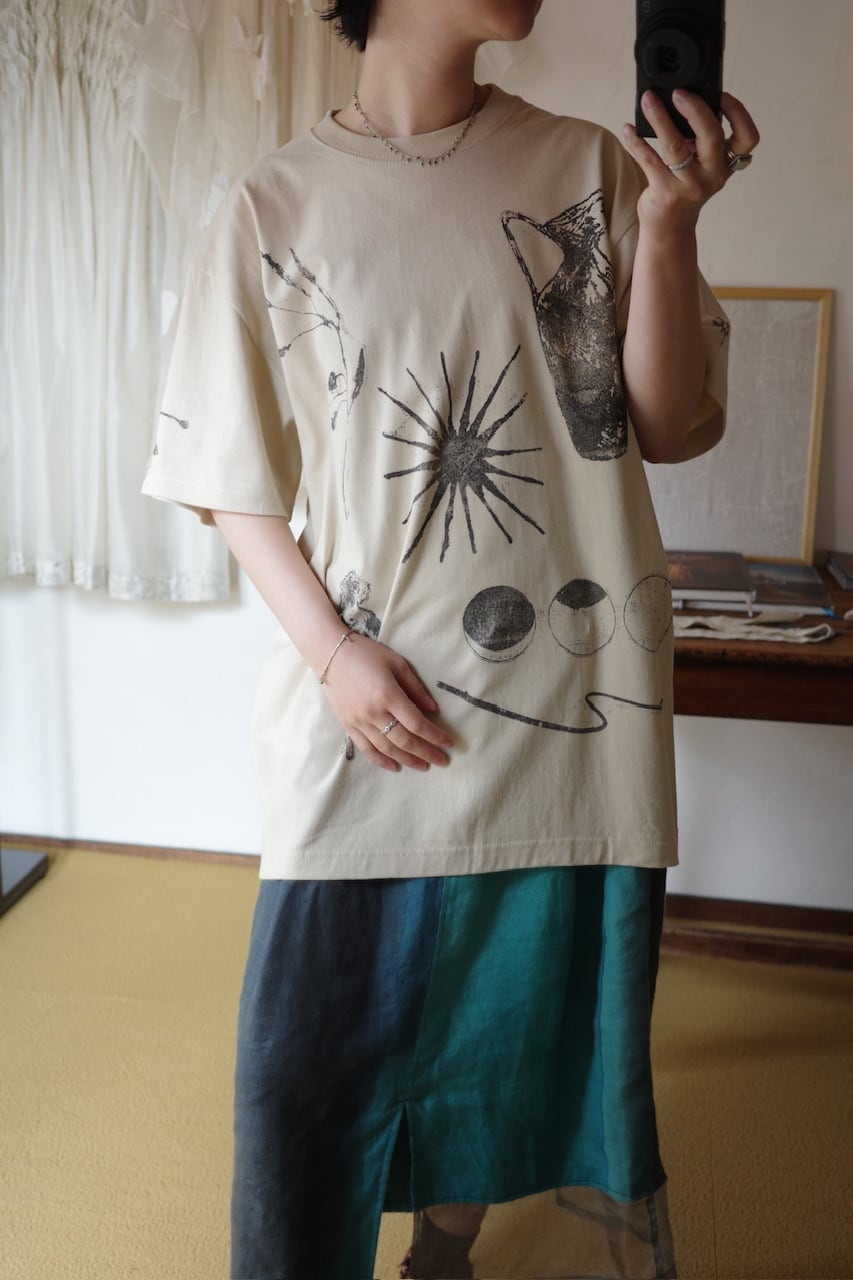 即納】physis block-printed Tshirt / sand beige | physis (ピュシス)