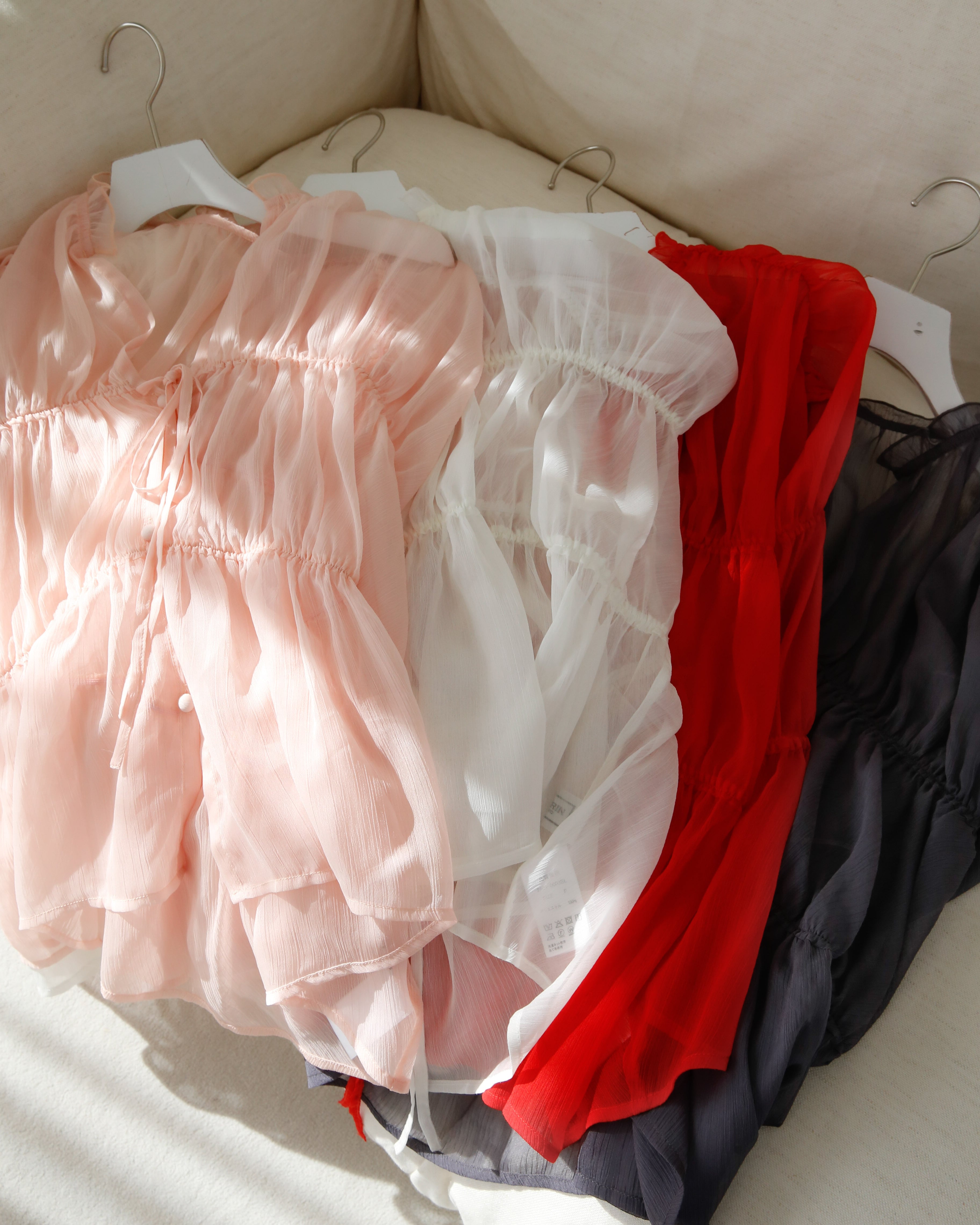【新品タグ付】KATRIN TOKYO チュールフリルブラウス Katrin TOKYO（カトリーントーキョー）の「volume sleeve tulle top