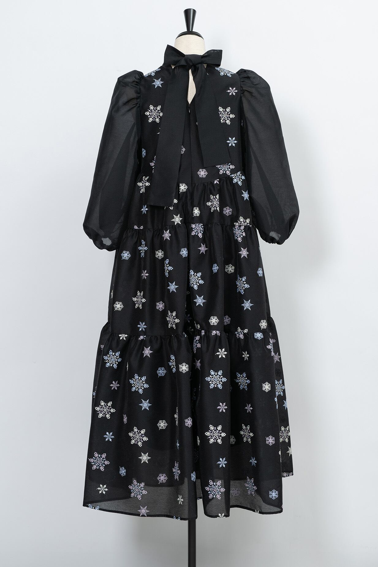 Snow Flake Embroidery Tired Dress BLACK | Arobe OFFICIAL ONLINE STORE