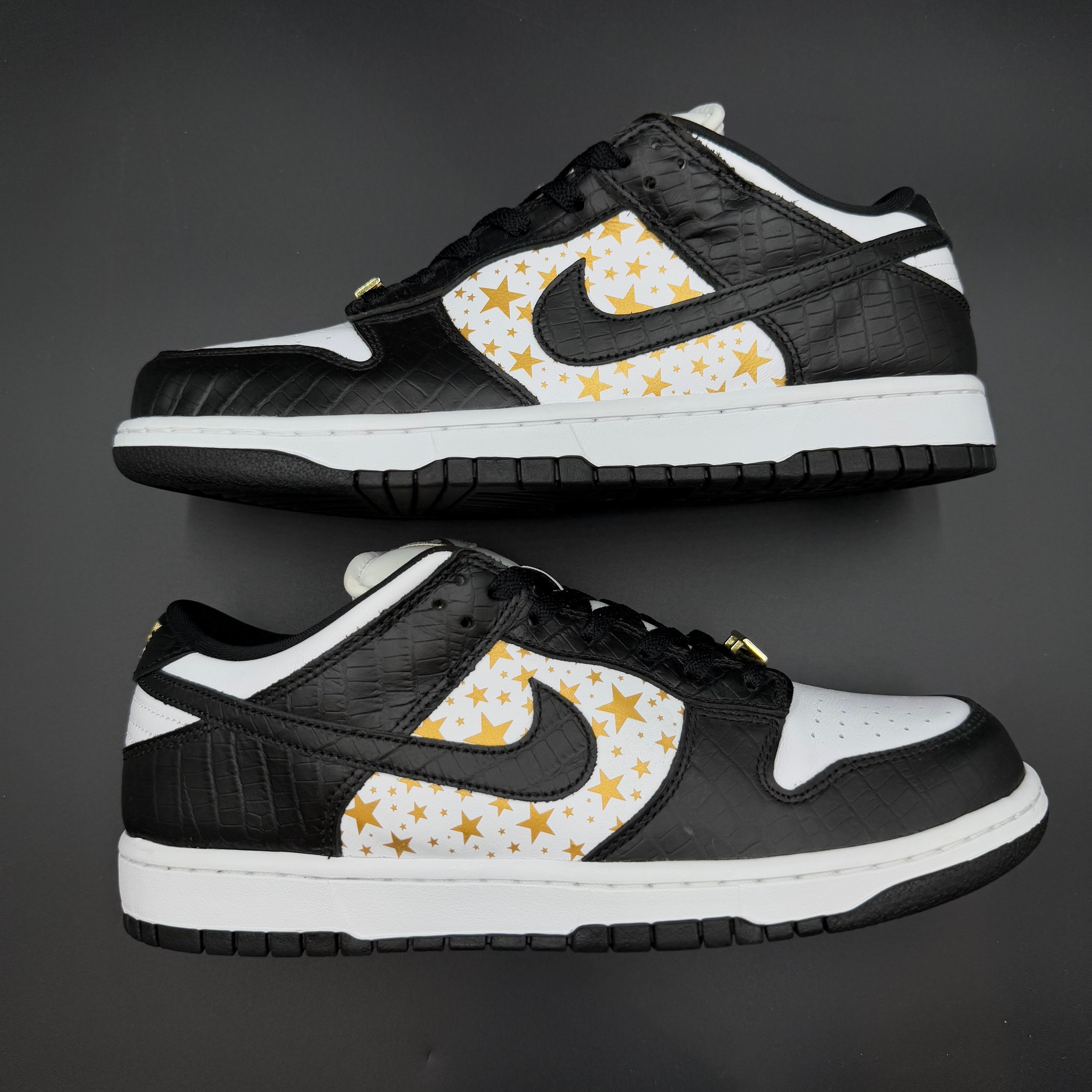 Supreme Nike SB Dunk Low OG Gold Stars 【公式通販】