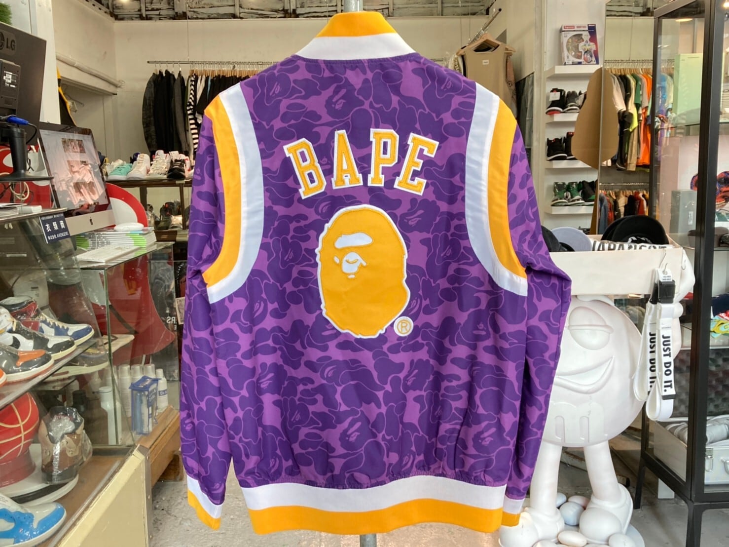 A BATHING APE × MITCHELL AND NESS LAKERS WARM UP JACKET A BATHING APE × MITCHELL AND NESS LAKERS WARM UP JACKET