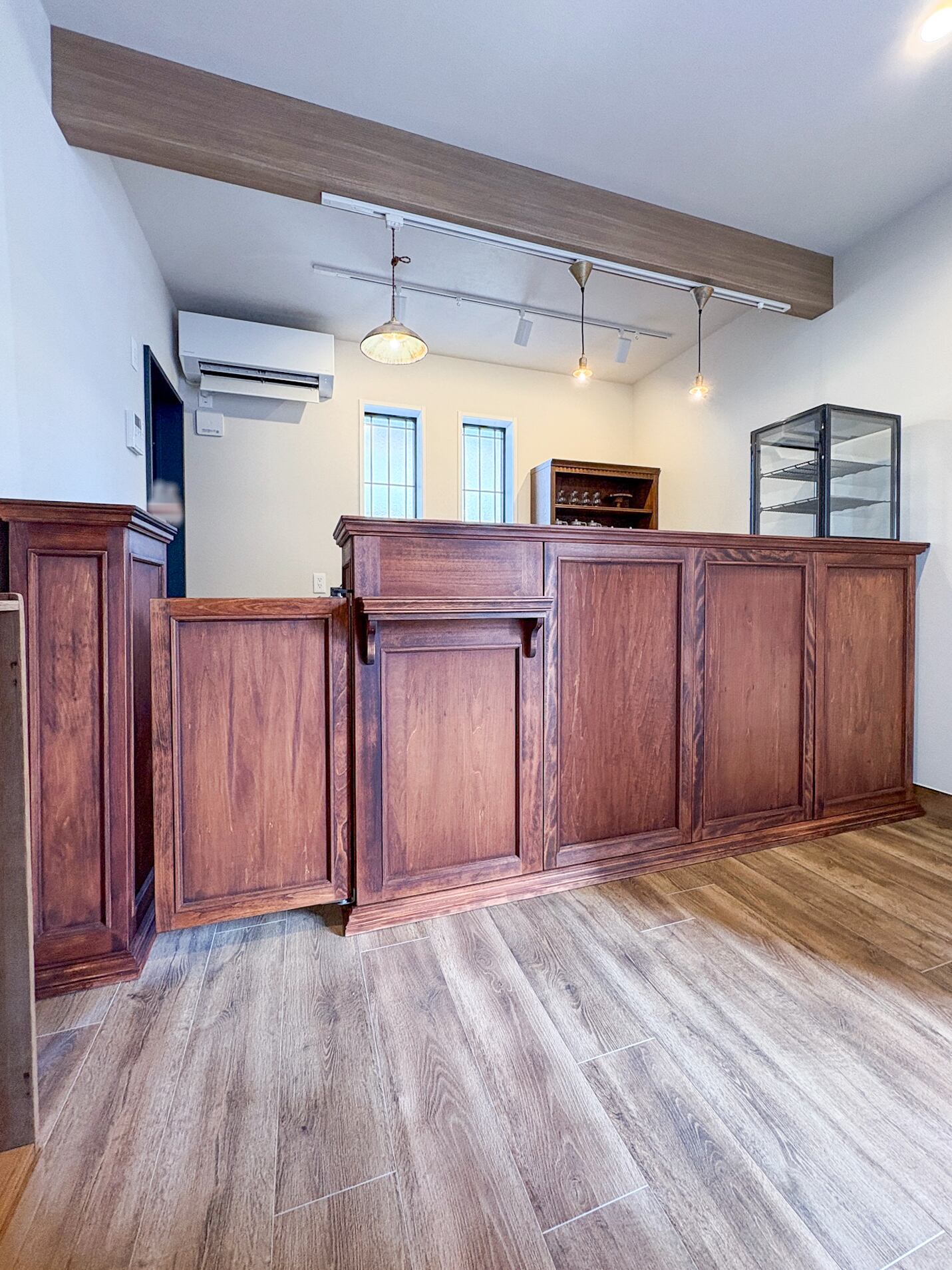 冷蔵ショーケース埋込みレジカウンター177 (お菓子屋さん向けショーケースカウンター)W3070 スイングドア付きカウンター