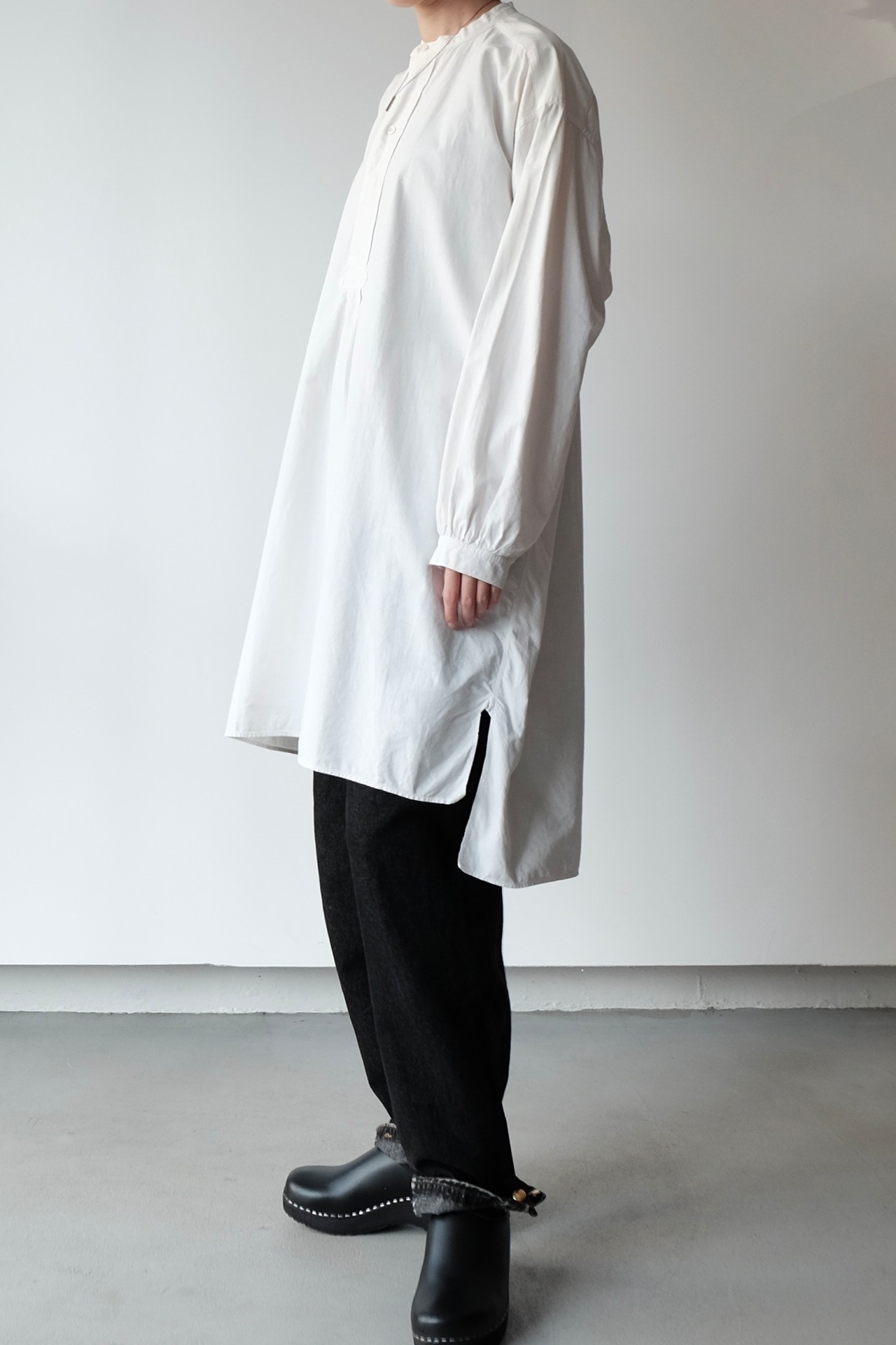 Antique collarless long shirt