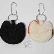 ハンドメイド　羊毛フエルトのキーチャーム　黒猫さん／三毛猫さん