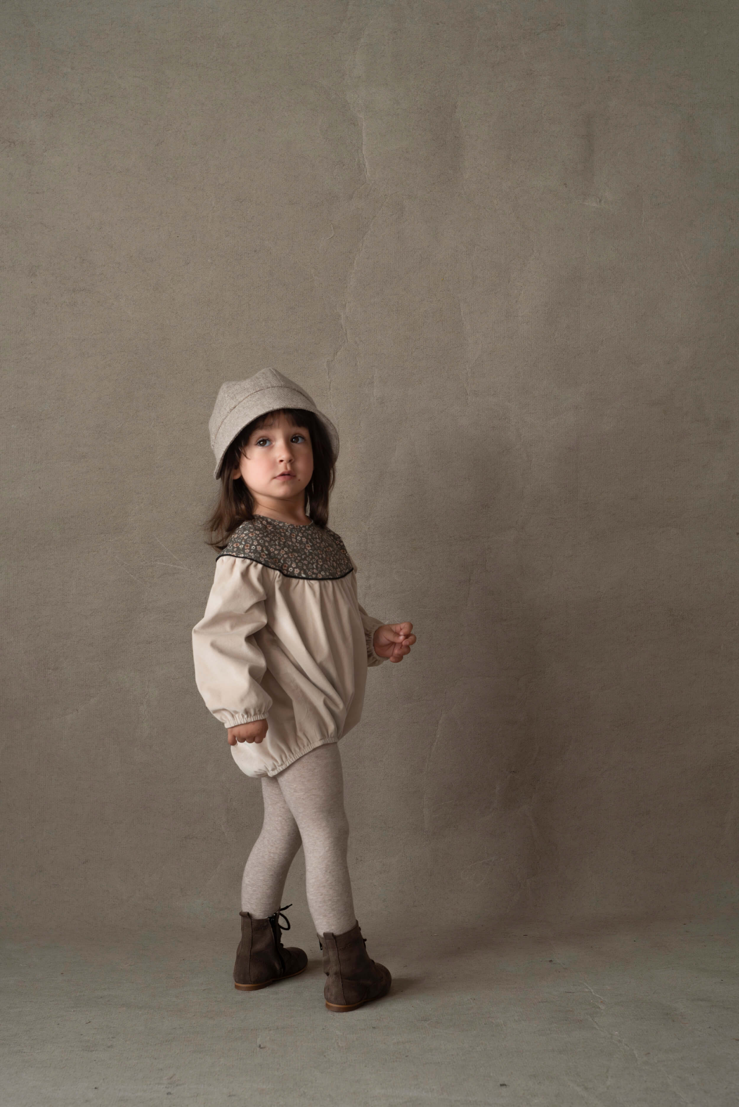 Popelin】Mod.1.2 Beige romper suit with yoke | RIRIBELL