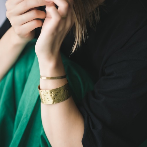 無垢真鍮のバングル｜ W30mm槌目仕上げ