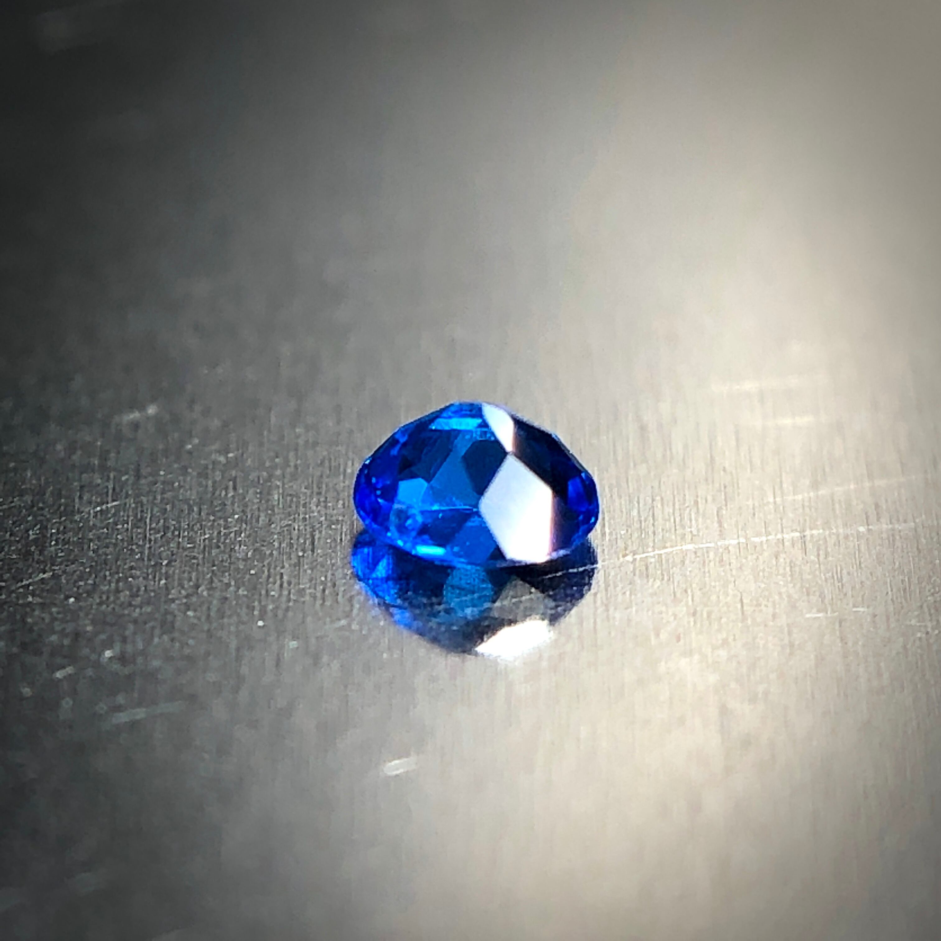 脳裏に焼き付く鮮烈なネオンブルー 0.018ct 天然アウイナイト