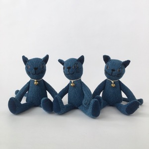 藍色の猫のぬいぐるみ｜Indigo Dyed Cat Stuffed Toy