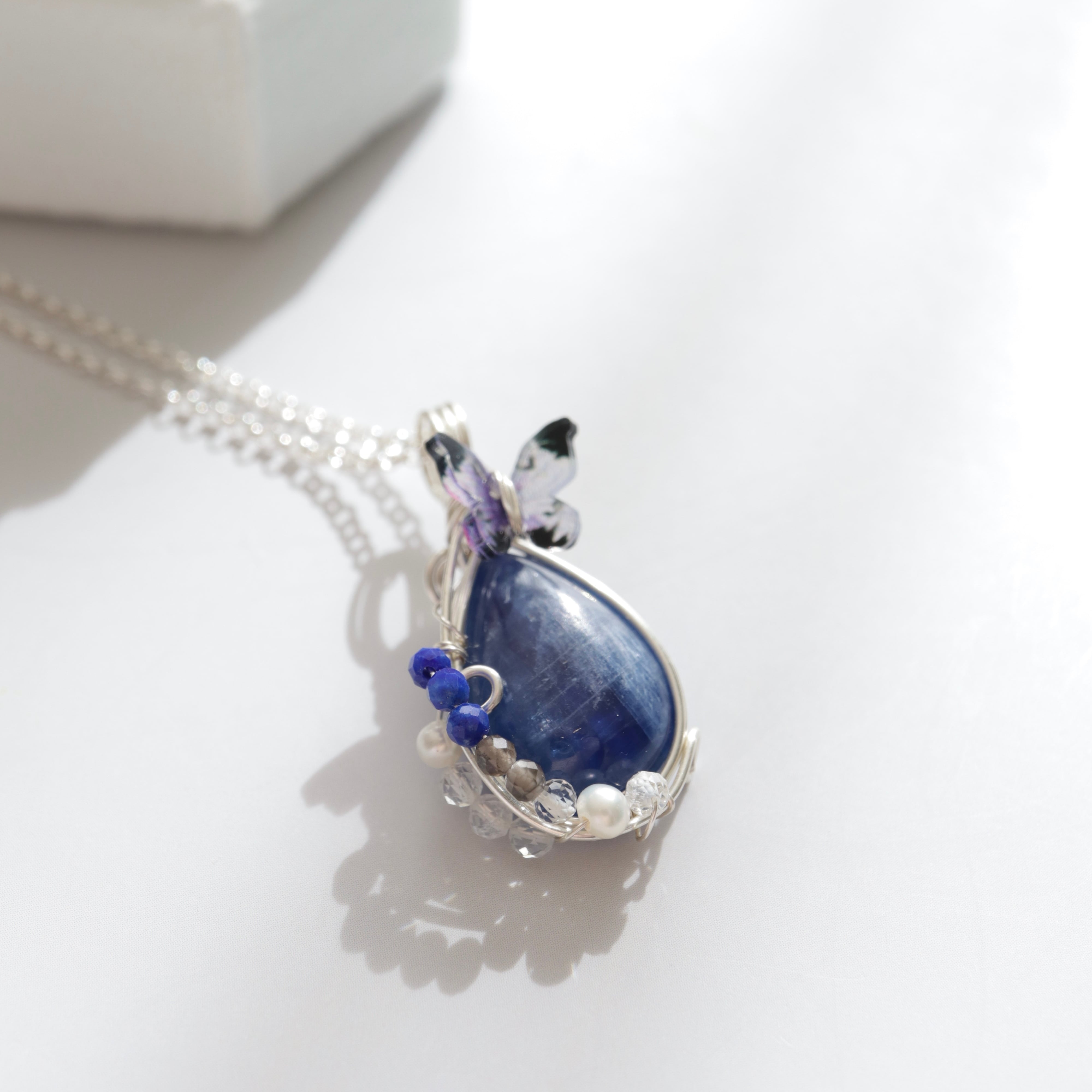 カイヤナイトの天然石ペンダントトップ《風色の石に舞いおりた蝶》|意思を整える青の守護石