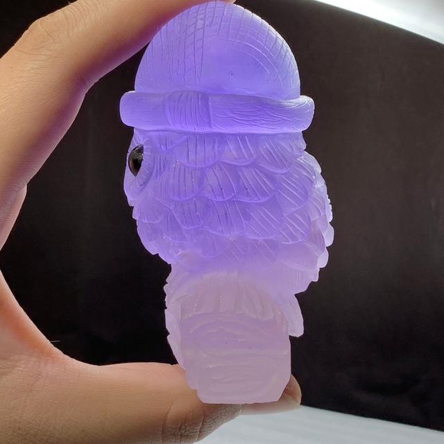 3.帽子をかぶった色合い美しいフローライト・フクロウ