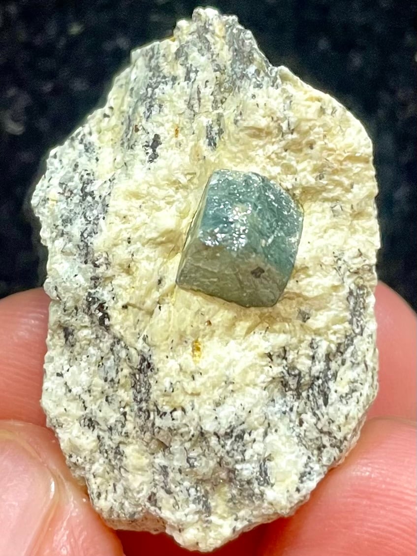 7) ロシアの秘宝「ウラル・サファイア」原石(母岩付) | レムリアの太陽