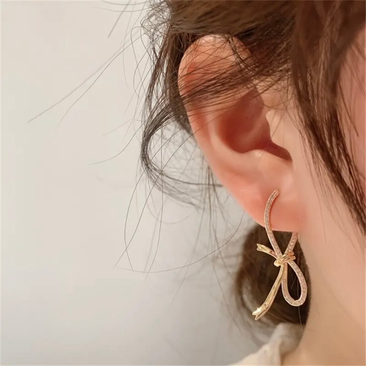 - ピアス pierce ( 005 ) - / ゴールドピアス / リボン / ゴールドアクセサリー / おしゃれ / 大人かわいい / きれいめピアス / 結婚式 / イベント / 行事 / プレゼント / ご褒美 / 特別な日 / ゆれるピアス / 大きめピアス