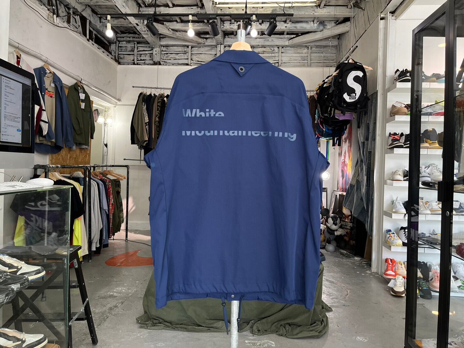 WHITE MOUNTAINEERING STRETCH TWILL BACK LOGO COACH JACKET NAVY 3 
