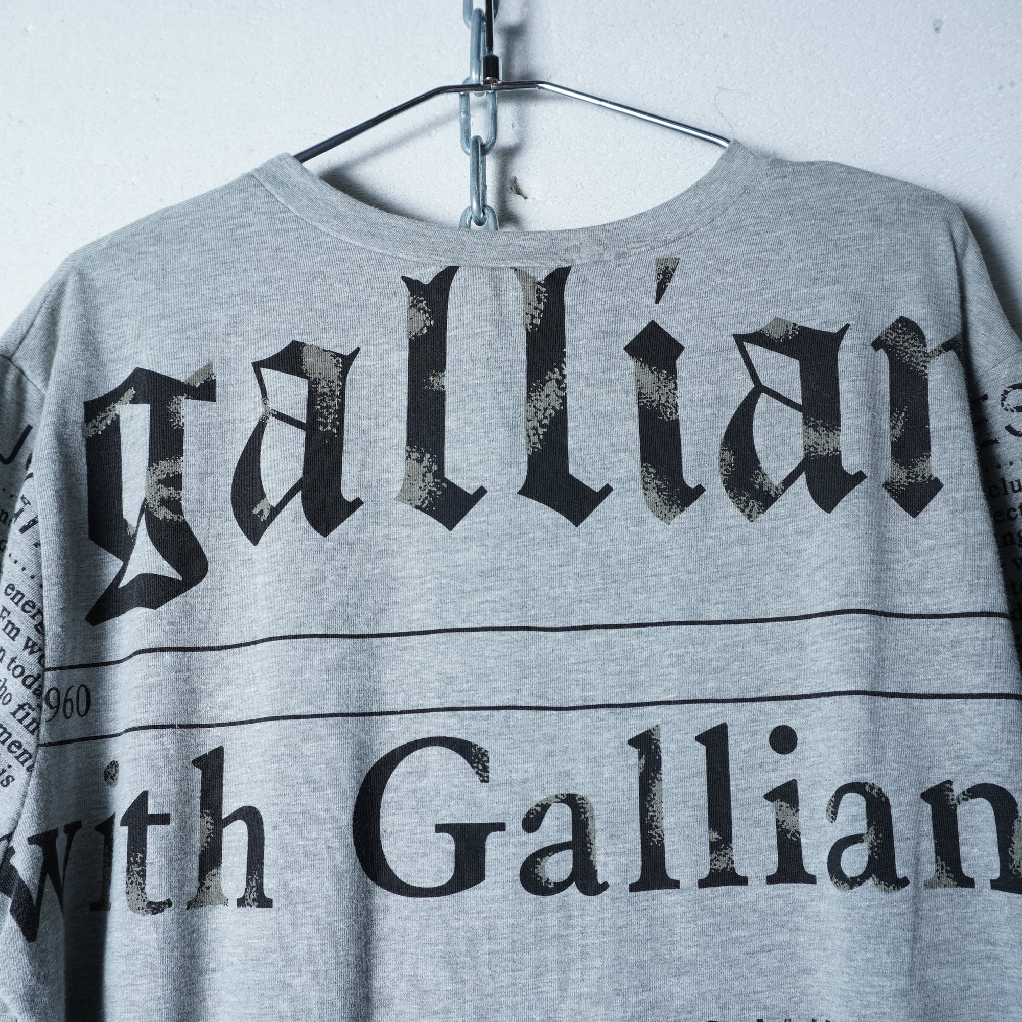 John Galiano】ジョンガリアーノ イタリア製 NEWSPAPER Tシャツ gray