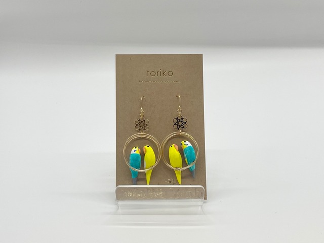 ２羽乗りセキセイインコ（ルチノー×レインボー）花パーツ付ピアス・イヤリング