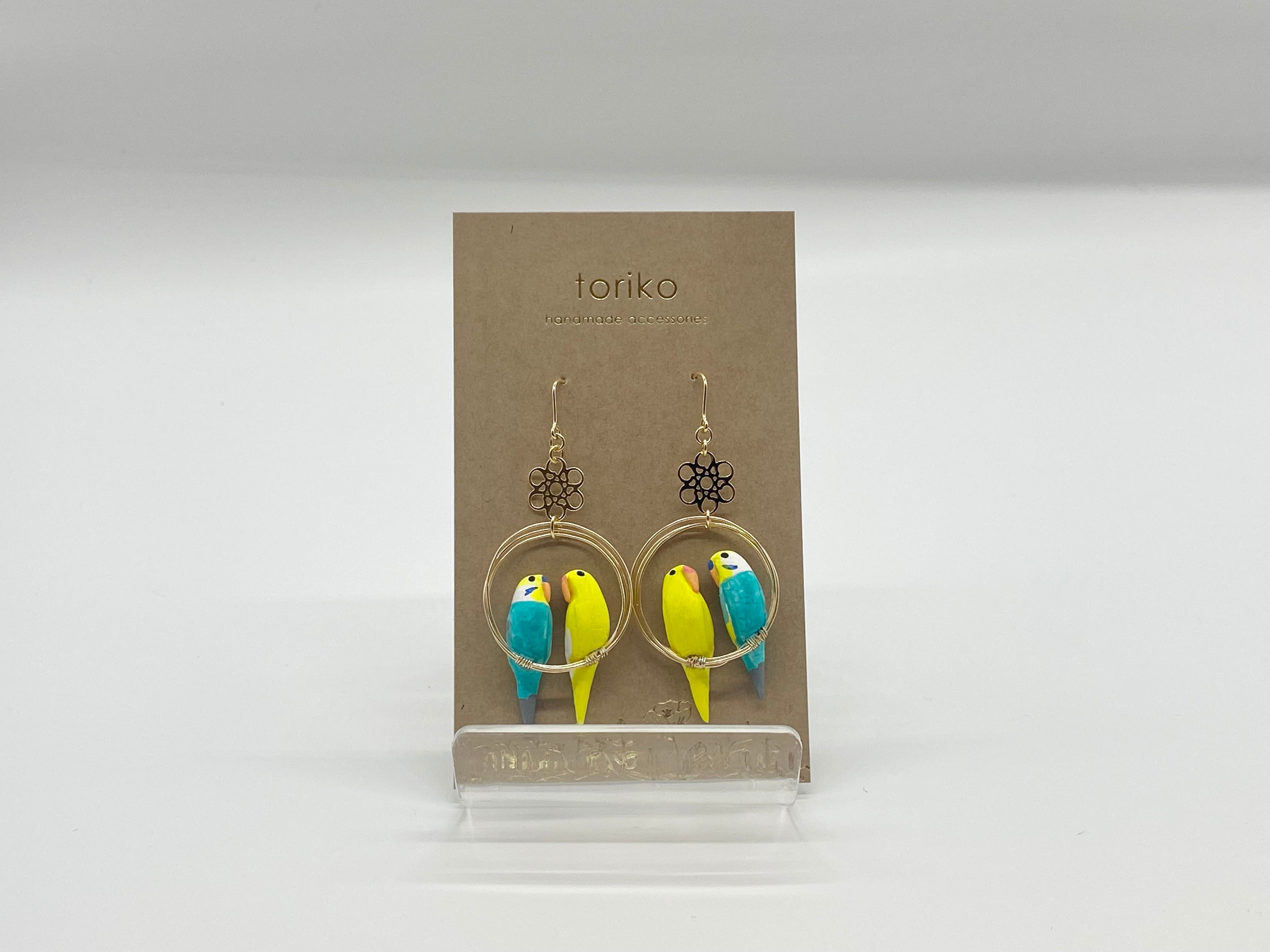 2羽乗りセキセイインコ(ルチノー×レインボー)花パーツ付ピアス・イヤリング