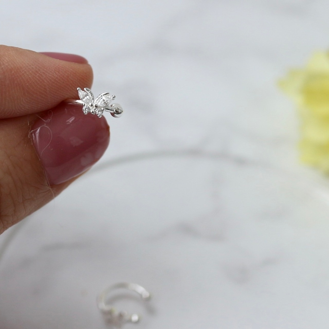 小さな蝶のイヤーカフ