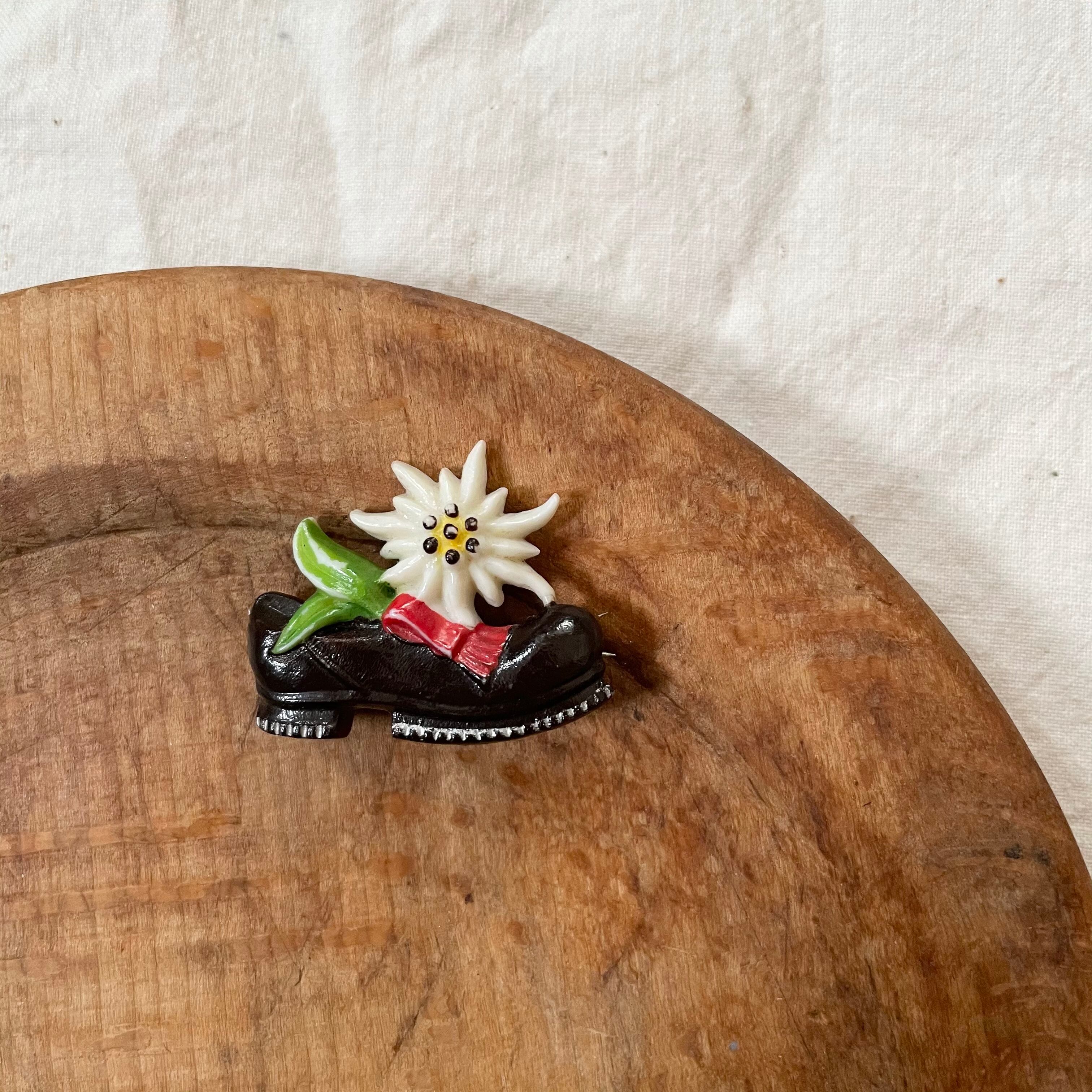 靴とエーデルワイスのブローチ