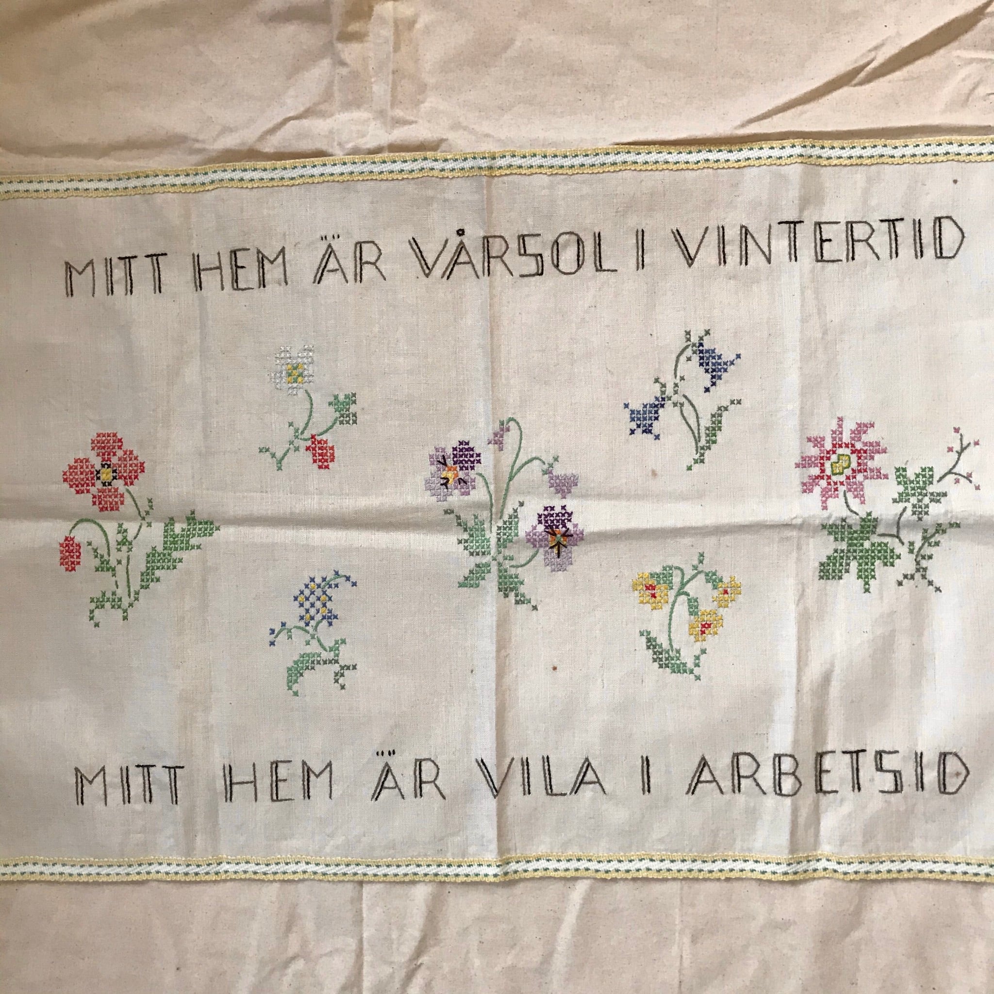 クロスステッチの花模様の布