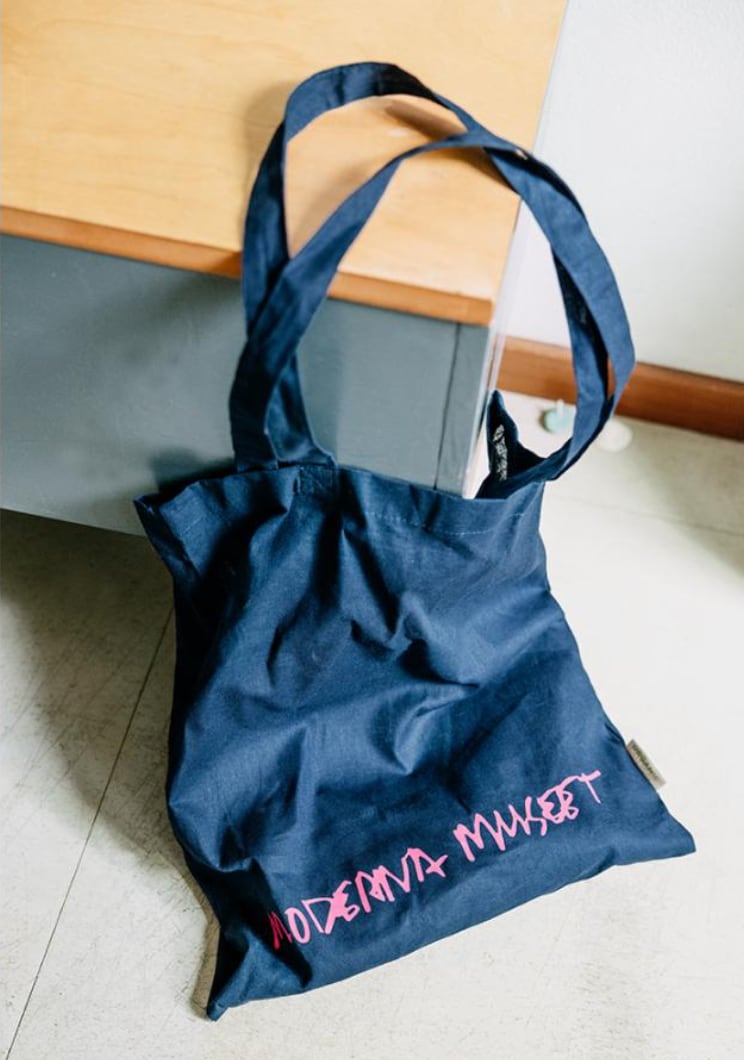 スウェーデン/ストックホルム現代美術館のトートバッグ ネイビー