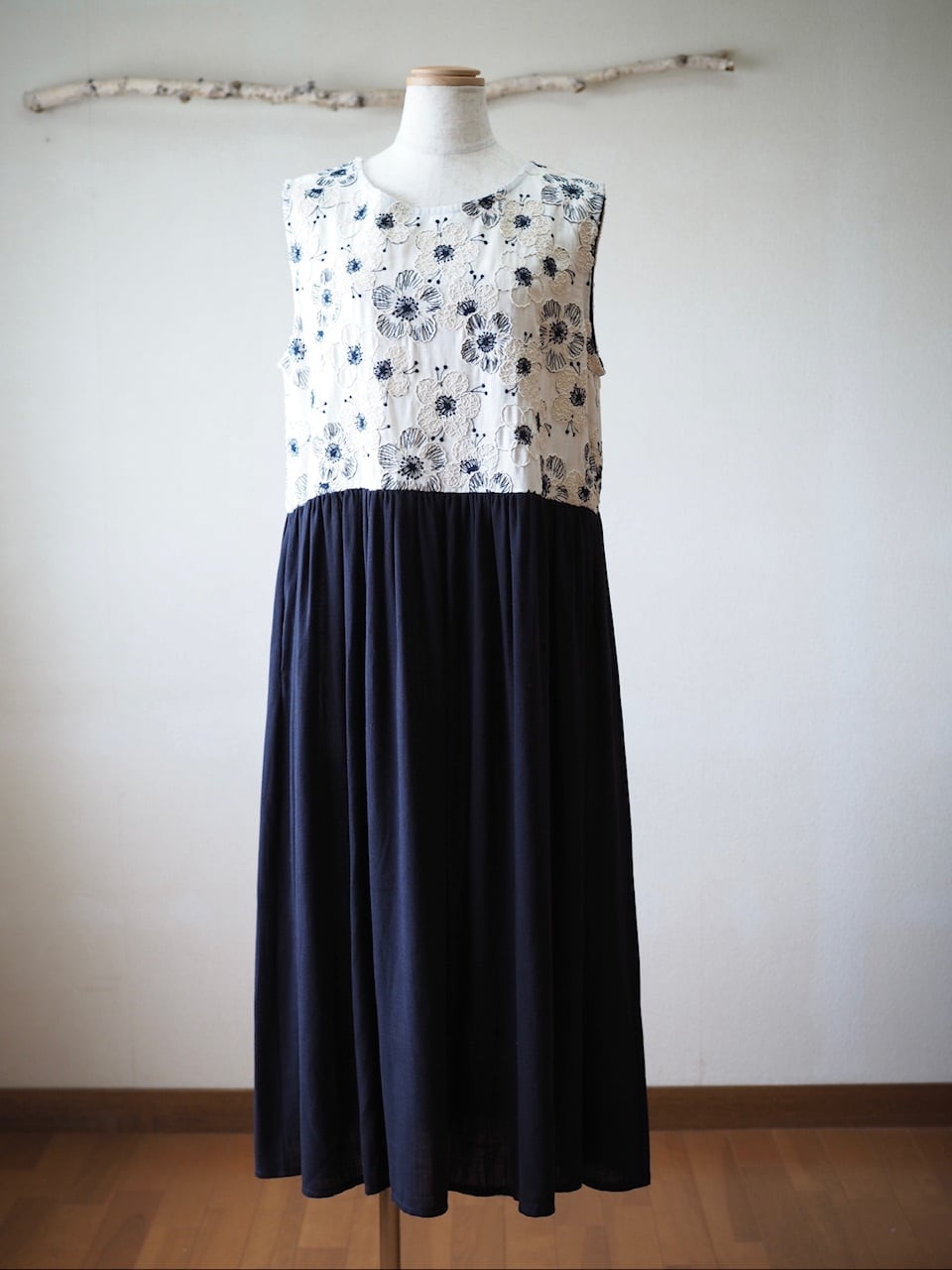 刺繍ロングワンピース <ネイビー>