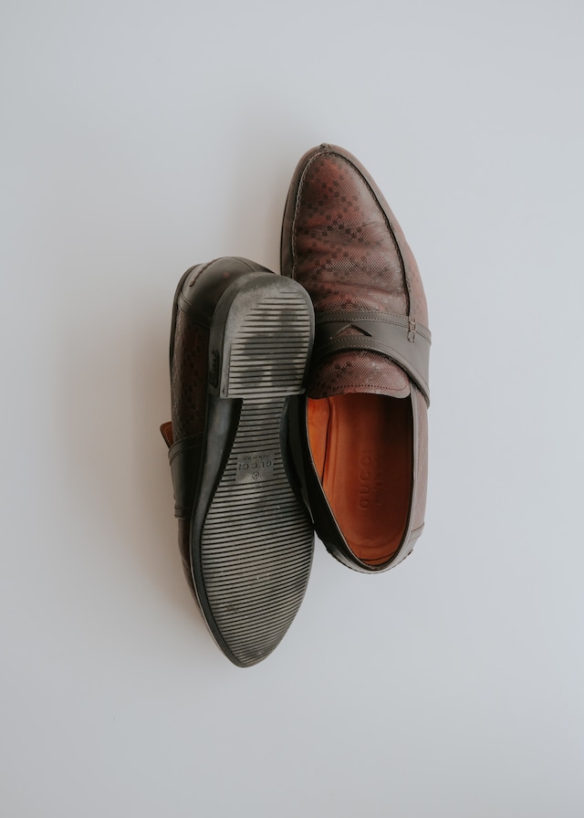 00's GUCCI diamond-embossed leather penny loafers