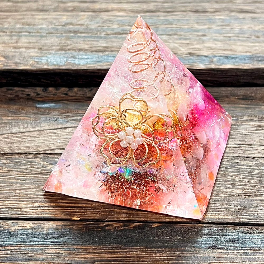 1点物】ピラミッド型オルゴナイト 桜 ローズクォーツ 高さ6