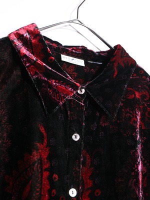 arabesque pattern over silhouette velours shirt