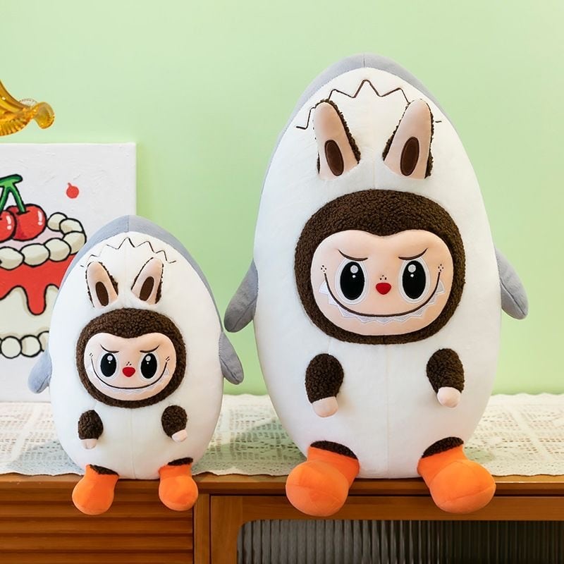 可愛い!お子様からカップルまで幅広く活躍♡ Labubu サメ抱き枕ぬいぐるみ 40cm・60cm やわらかな肌触り 心なごむフォルム 大切な方への贈り物に 自宅用にも