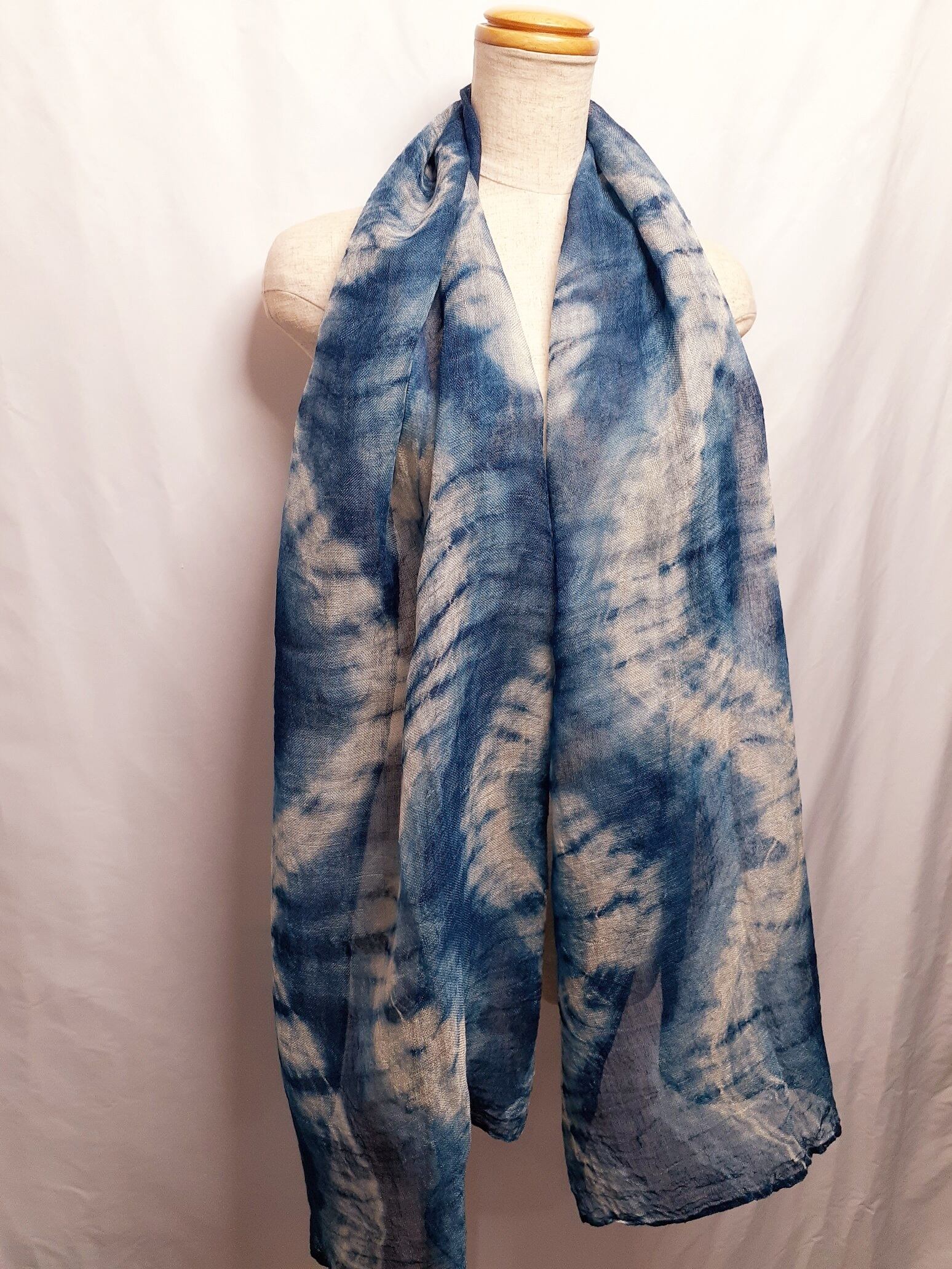 涼感・シャリ感のある手染のストール(藍染)