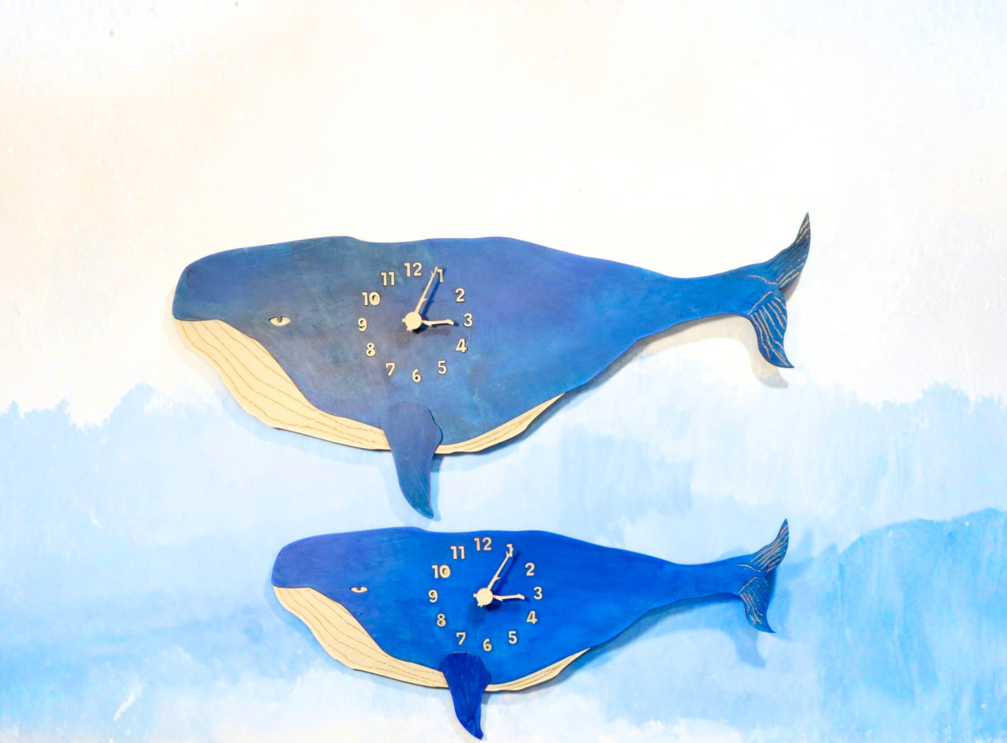 空を泳ぐ蒼いクジラ|メガサイズ 時計 木製 掛け時計
